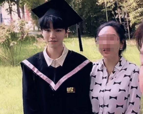 原创王俊凯回北电和同学有说有笑遇到老师却一脸乖巧生图明星相优越