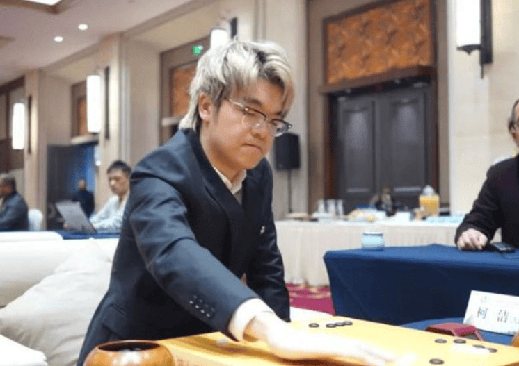 柯洁,总冠军!终于赢了!这就是金子的力量!笑开花,语无伦次!_九段_丁浩