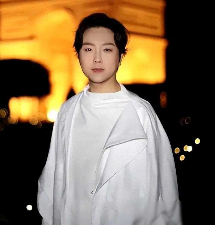 如今的李玉刚,不恋爱不结婚,步履维艰需要搀扶,究竟为何?