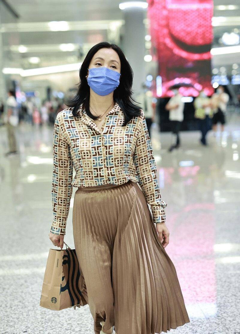 原创陶虹人到中年好会穿衬衫配百褶裙好优雅但丝袜配凉鞋看不懂