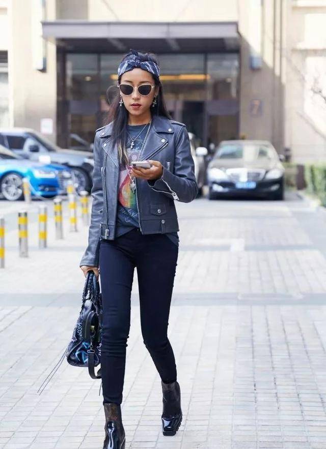 原创31岁吉克隽逸不输时尚界陈志朋,短裙外搭红外套,双马尾太拉风