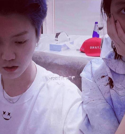 原创懒理鹿晗粉丝吃醋关晓彤晒男友视角吃红薯照戴大框眼镜很清秀