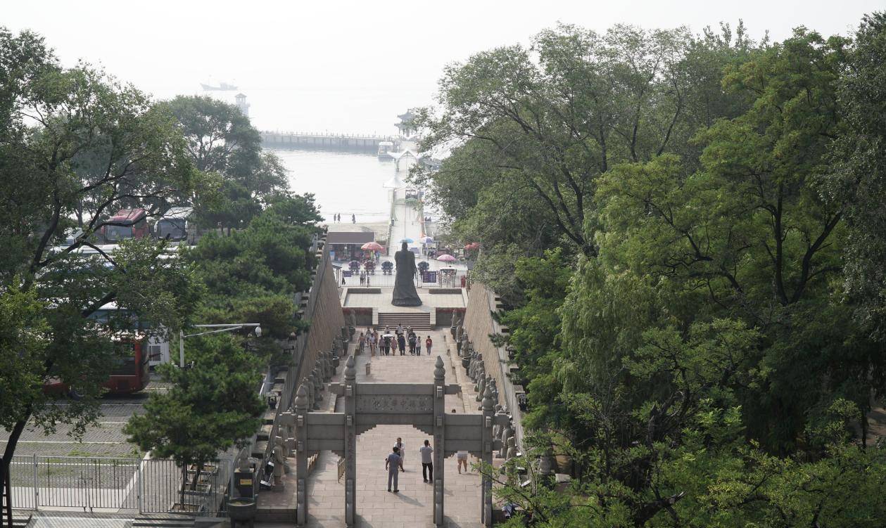 后人在此立"秦皇求仙入海处"的石碑,秦皇岛由此得名.