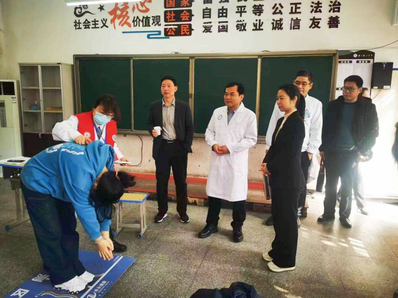 专家和县医院专家一起走进潢川县第二中学为学生进行了脊柱侧弯筛查