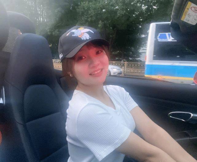 原创林妙可大学毕业后和同学聚会坐奔驰副驾驶补妆涂红唇显成熟