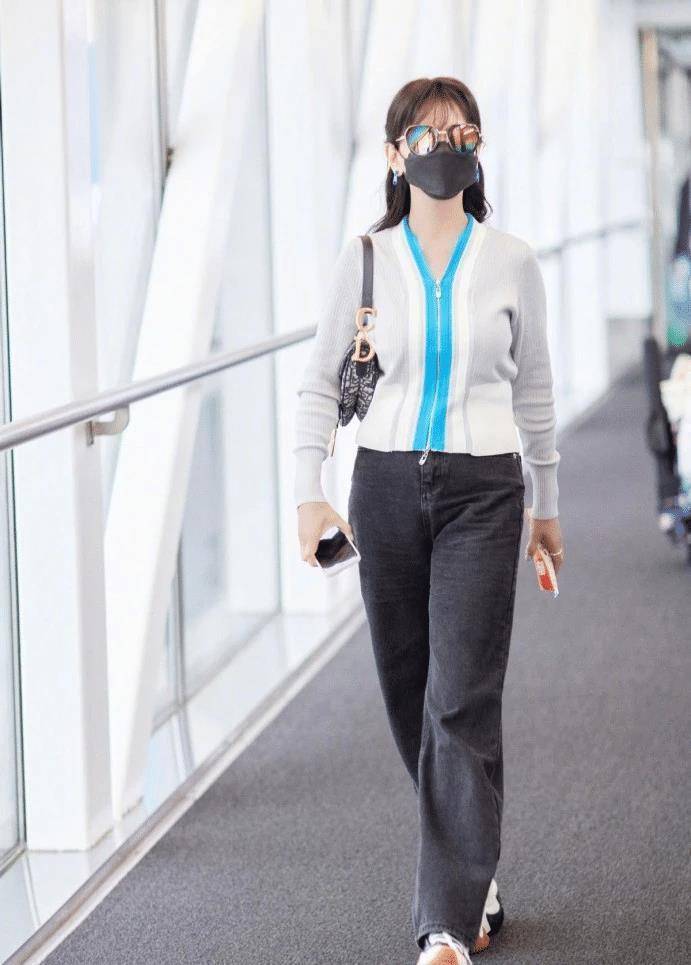 原创赵雅芝又扮嫩成功穿毛绒牛仔外套配小脚裤比年轻人会穿