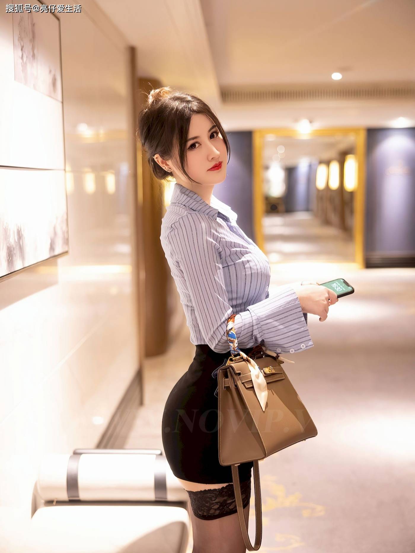 原创电梯内的时尚女王条纹衬衫与蕾丝短裙的完美演绎