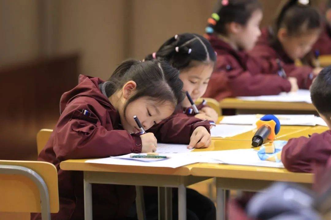 闵行区小学美术教研员秦涛给出答案:"它虽然不能代替我们使用各种绘画