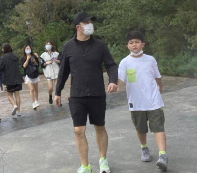 原创27位明星逛游乐园被偶遇有的拖家带口有的呼朋唤友有的独美