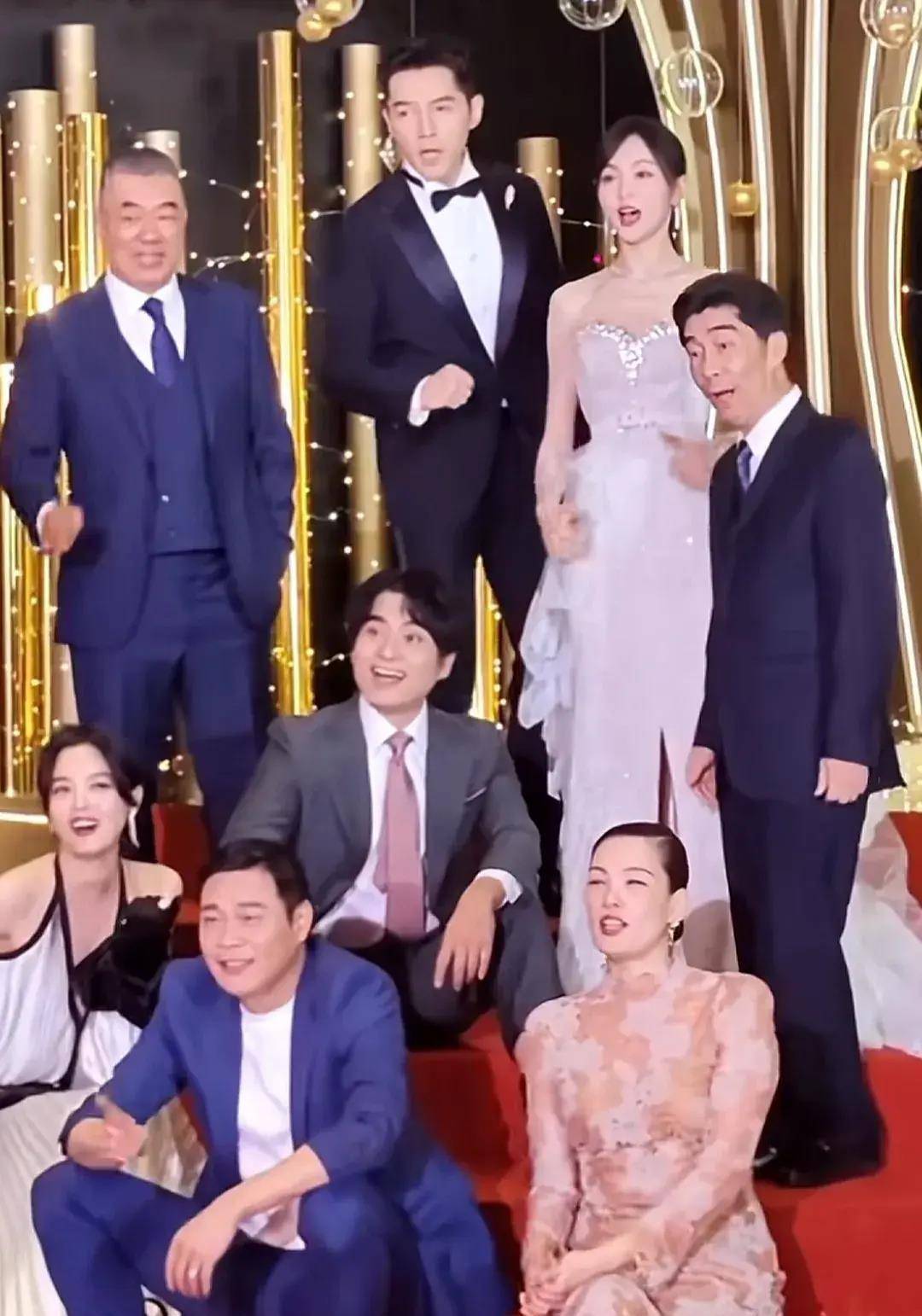 上海这一晚董洁热心扶林允王丽坤穿的太素吴刚脸上不僵硬了