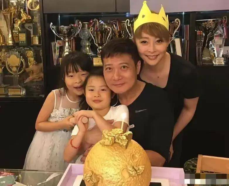 原创钱嘉乐与汤盈盈超越年龄的甜蜜爱情