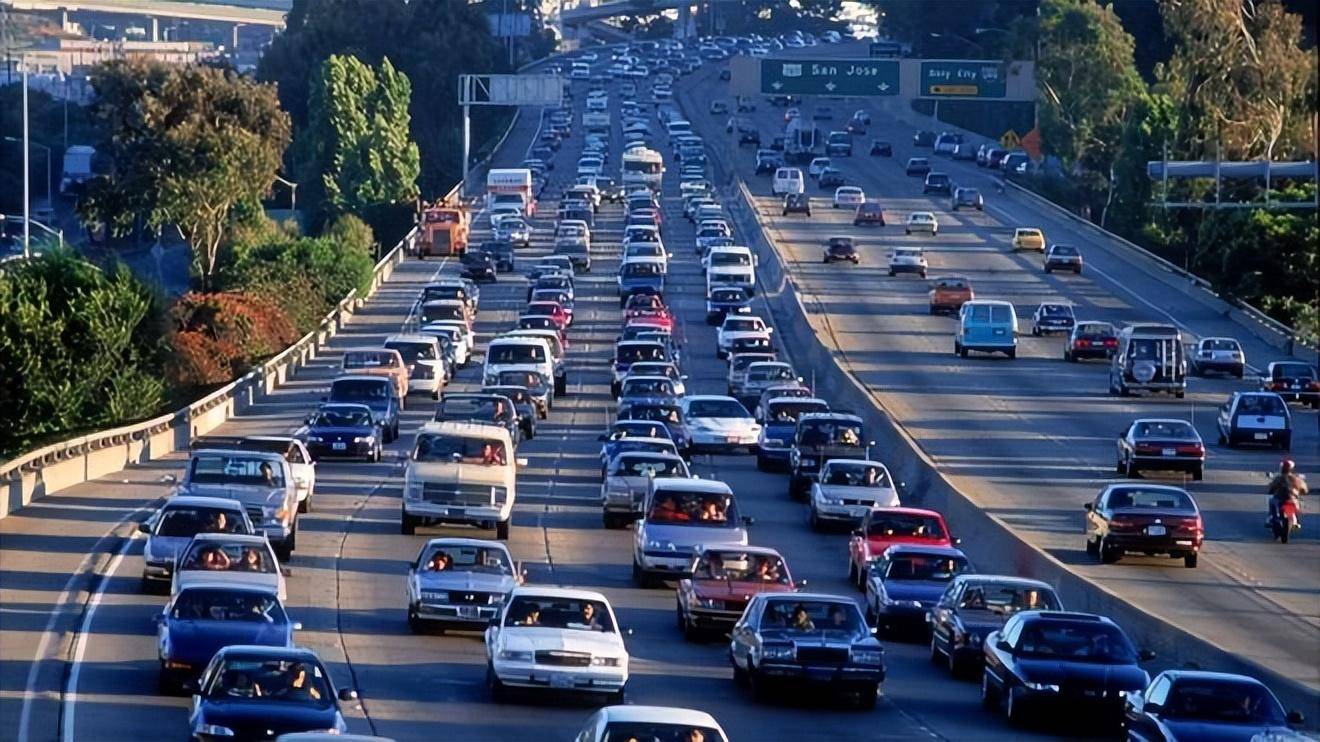 我国高速公路总里程达到了14万公里,这个数字的背后是巨额的建设和