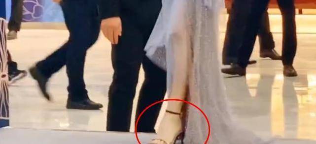 原创赵丽颖亮相活动为撑礼服穿10cm高跟中途伸腿休息疑似脚疼