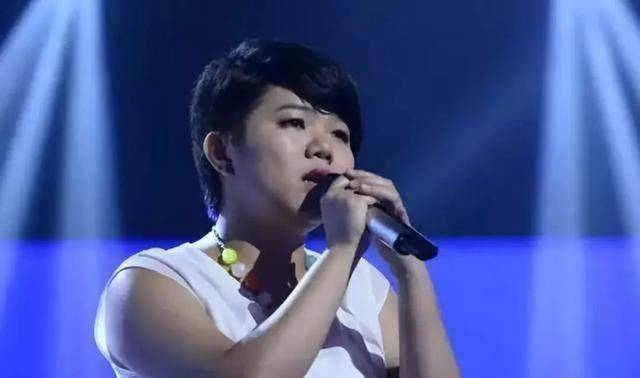 出道初期的邓小巧获赏识主演tvb剧集《天天天晴》的片尾曲《半杯水》.