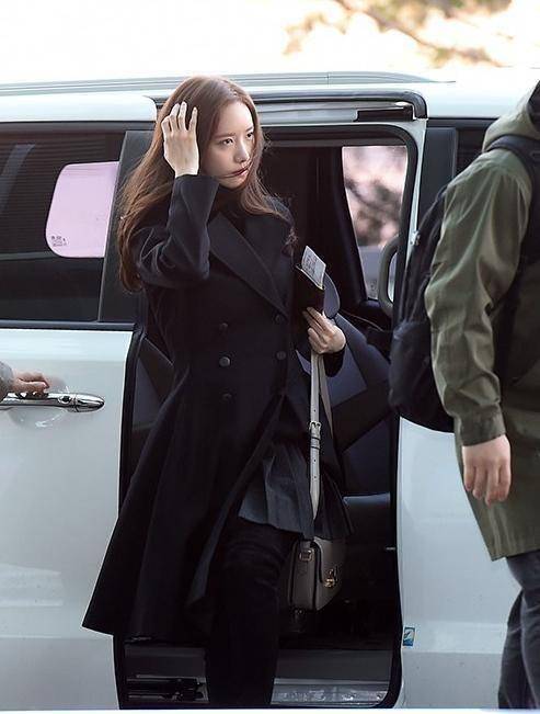 原创原创29岁林允儿现身机场黑色连衣裙依旧少女不愧是国民女神