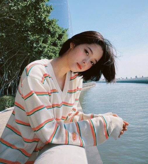 现在演艺圈很流行的录制vlog就是欧阳娜娜带起来的风潮,她对于镜头的