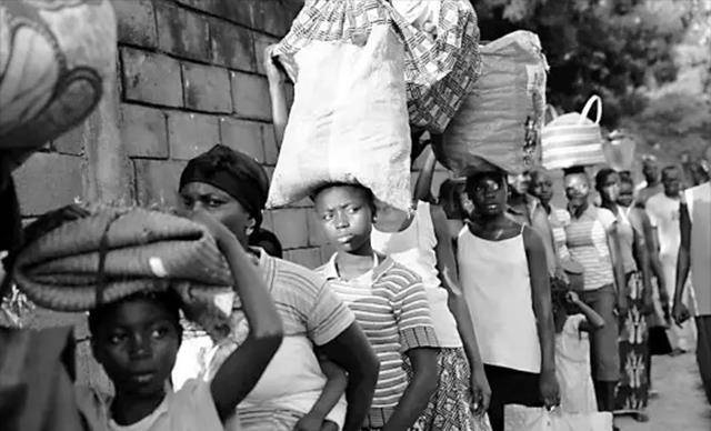 他生于酋长之家学拿破仑称帝戴700万皇冠娶中国服务生为妃