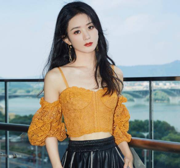 原创赵丽颖当妈后母爱爆棚穿裙子也要蹲下陪小朋友笑容太宠溺