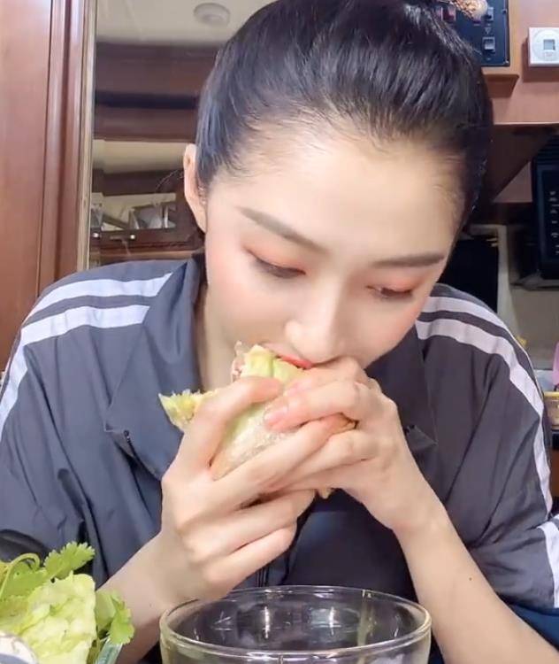 原创关晓彤吃的三明治火了别人都用面包片看到她的粉丝表示心疼