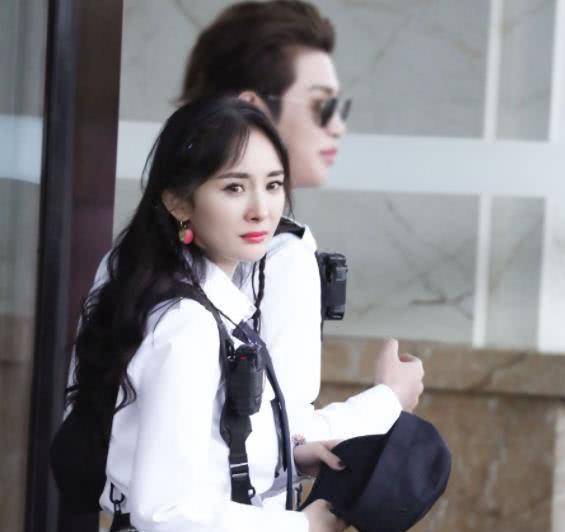 自己的名字,杨幂直接正脸转向她们,可算是实实在在拍到了一个全脸照