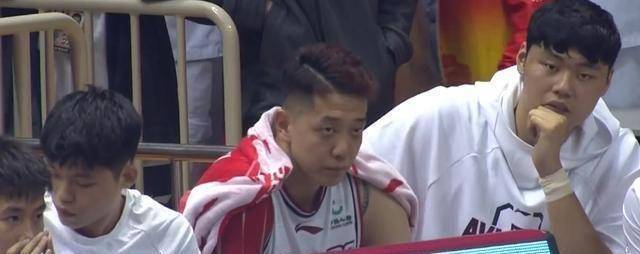 原创22岁男篮小将被吹技犯后发脾气怒摔水瓶国骂队友表情亮了