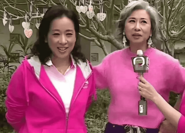 62岁叶倩文与65岁朱玲玲同框,两人粉红装扮显年轻,状态都很好