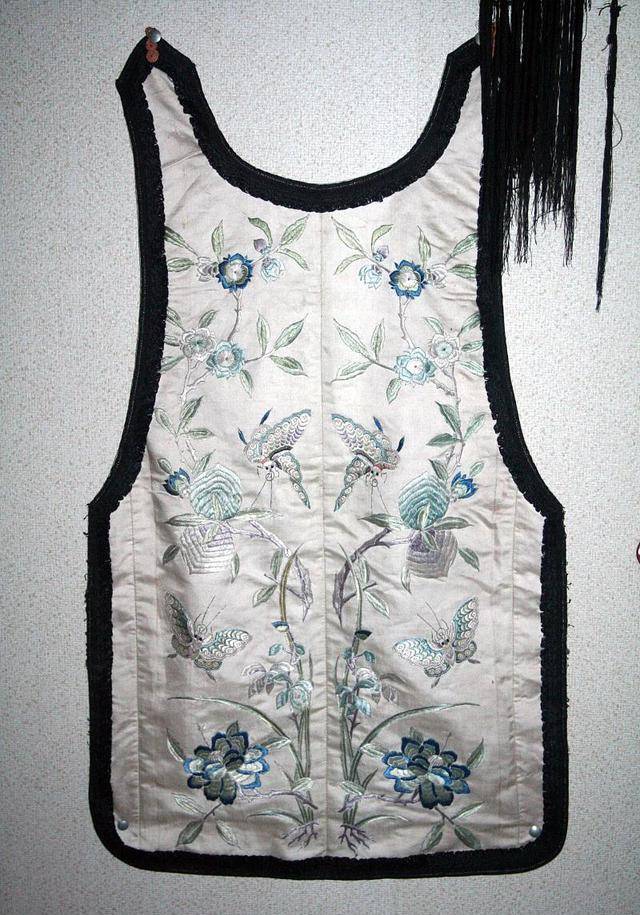 民间关于肚兜的起源还有两种说法.