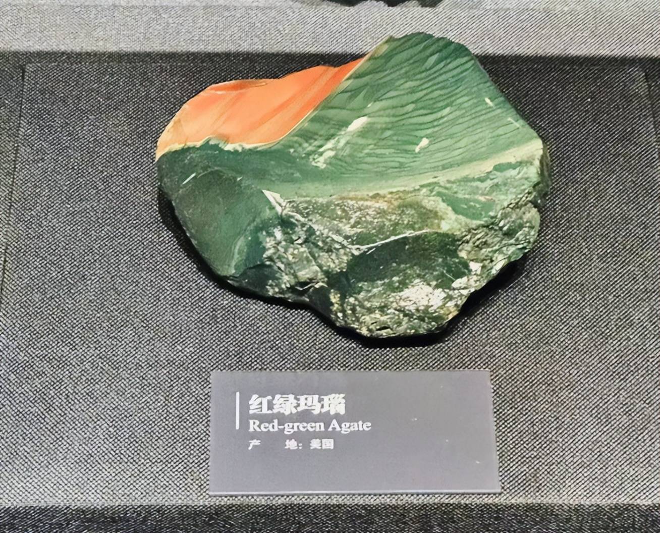 的纹理,那就是雨花石,如果纹理像是人物或者风景,那价格就不便宜了