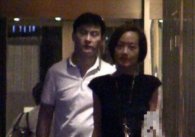 原创25岁嫁美国老公被抛弃,如今47岁却像做了换头手术_婚姻_陈鲁豫