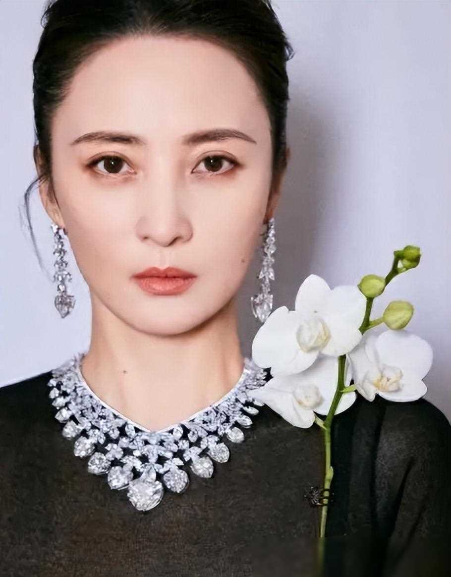 偶遇陈建斌蒋勤勤带小儿子看展5岁儿子露正脸模样跟爸爸很像