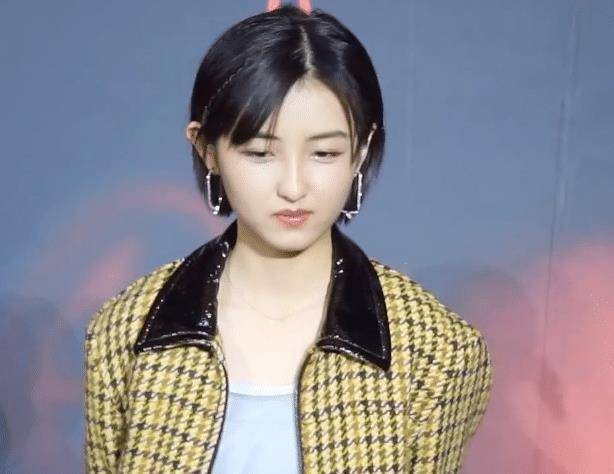 原创张子枫现身成都皮肤白嫩侧颜超美同框168女演员身高真相了