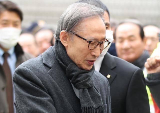 傀儡总统李明博被财阀控制逼死前任总统文在寅上台进行清算