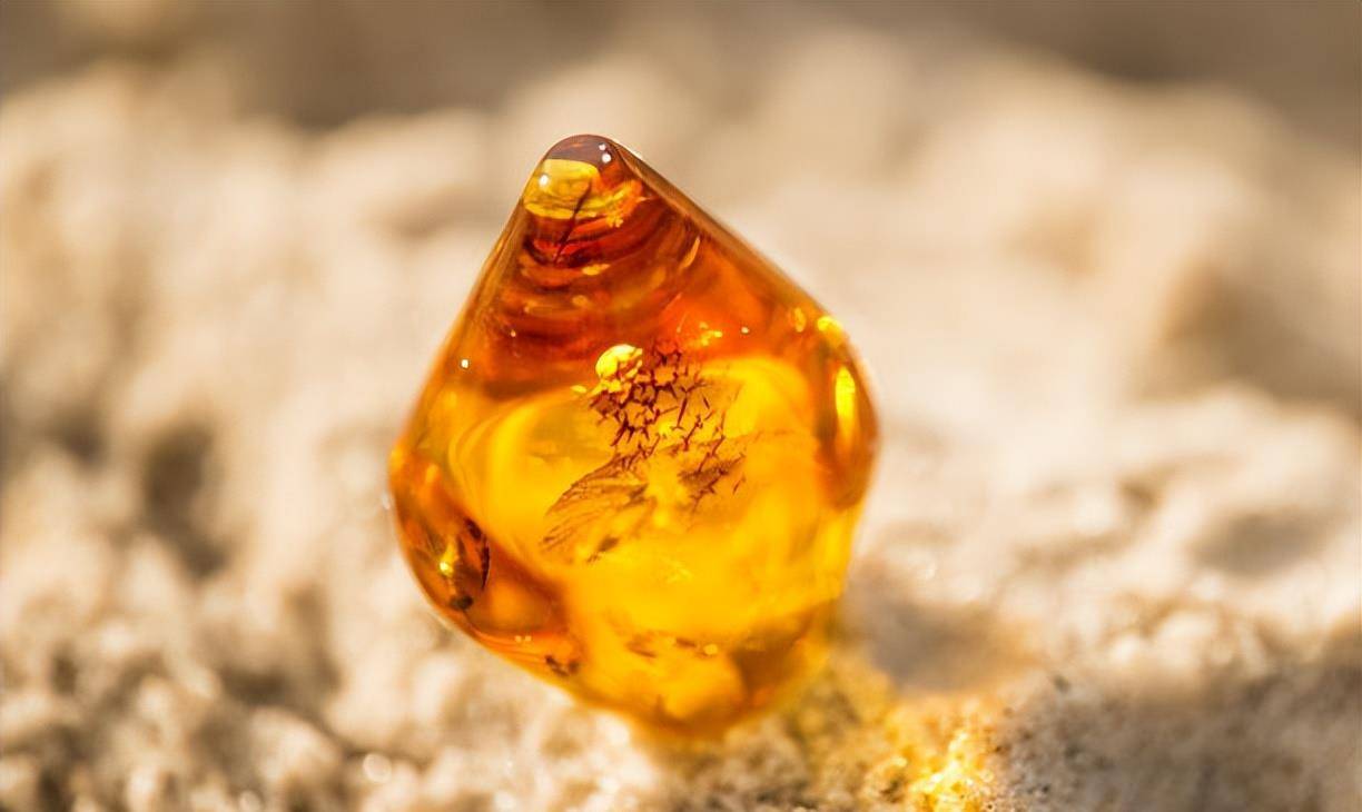 吴》:"和于月下舞水精如意,误伤夫人颊……命太医合药,医曰:得白獭髓