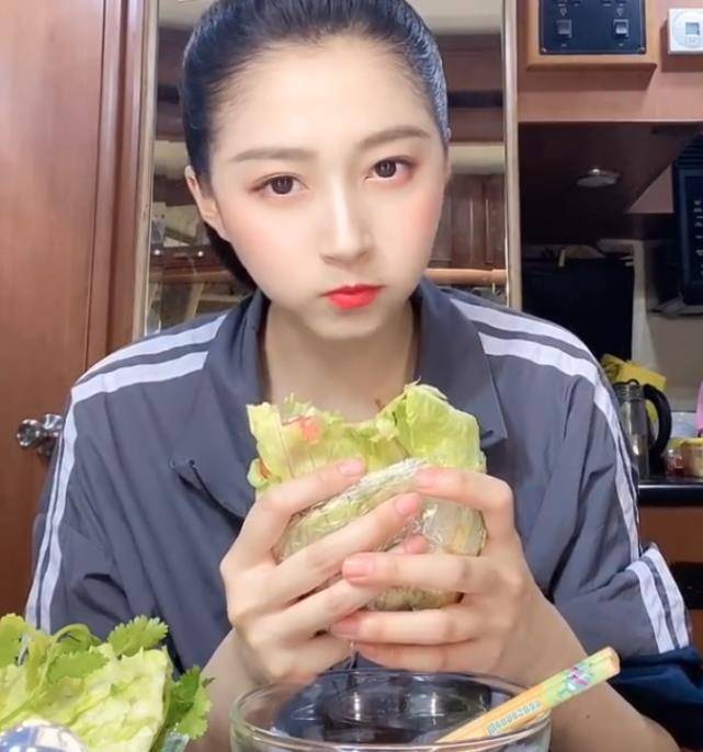 原创关晓彤吃的三明治火了别人都用面包片看到她的粉丝表示心疼