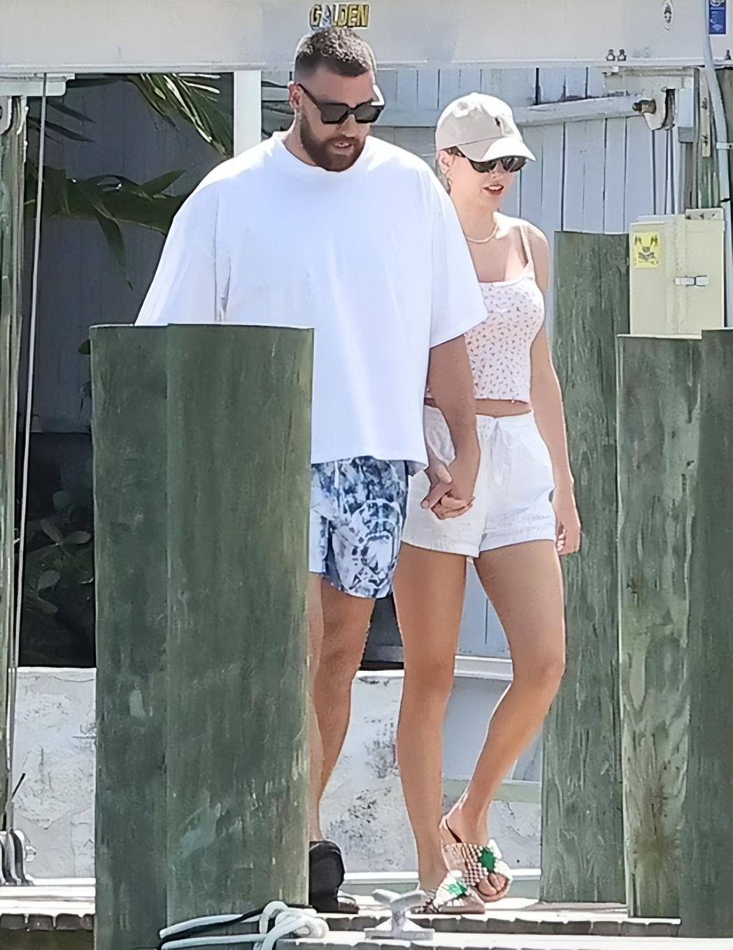 霉霉与第85任男友十指紧扣秀恩爱!