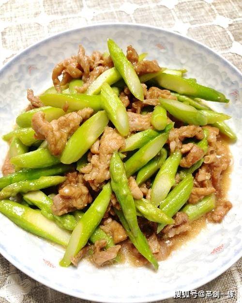 第一步,芦笋洗干净,削去根部的老皮,再切成斜片.