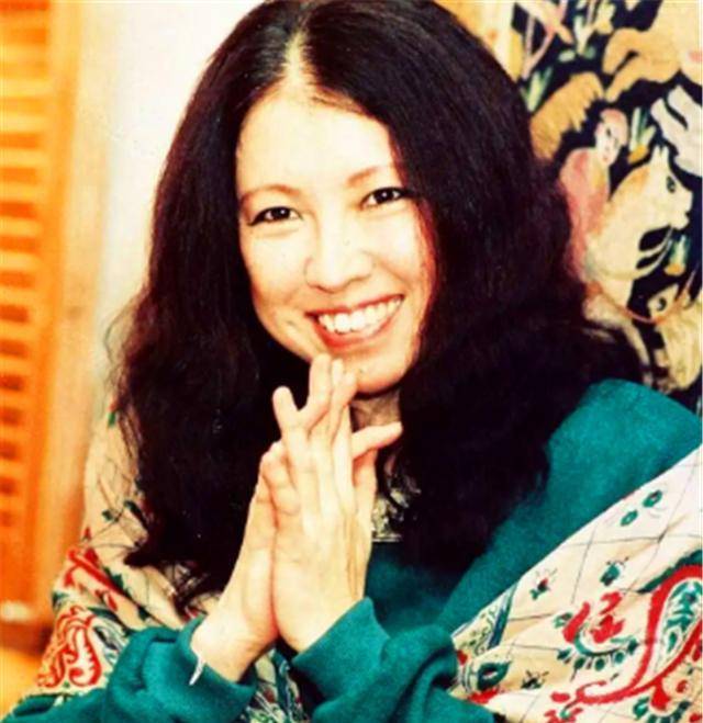 三毛自杀前在成都街头,眼神中充满哀伤,4个月后在医院上吊