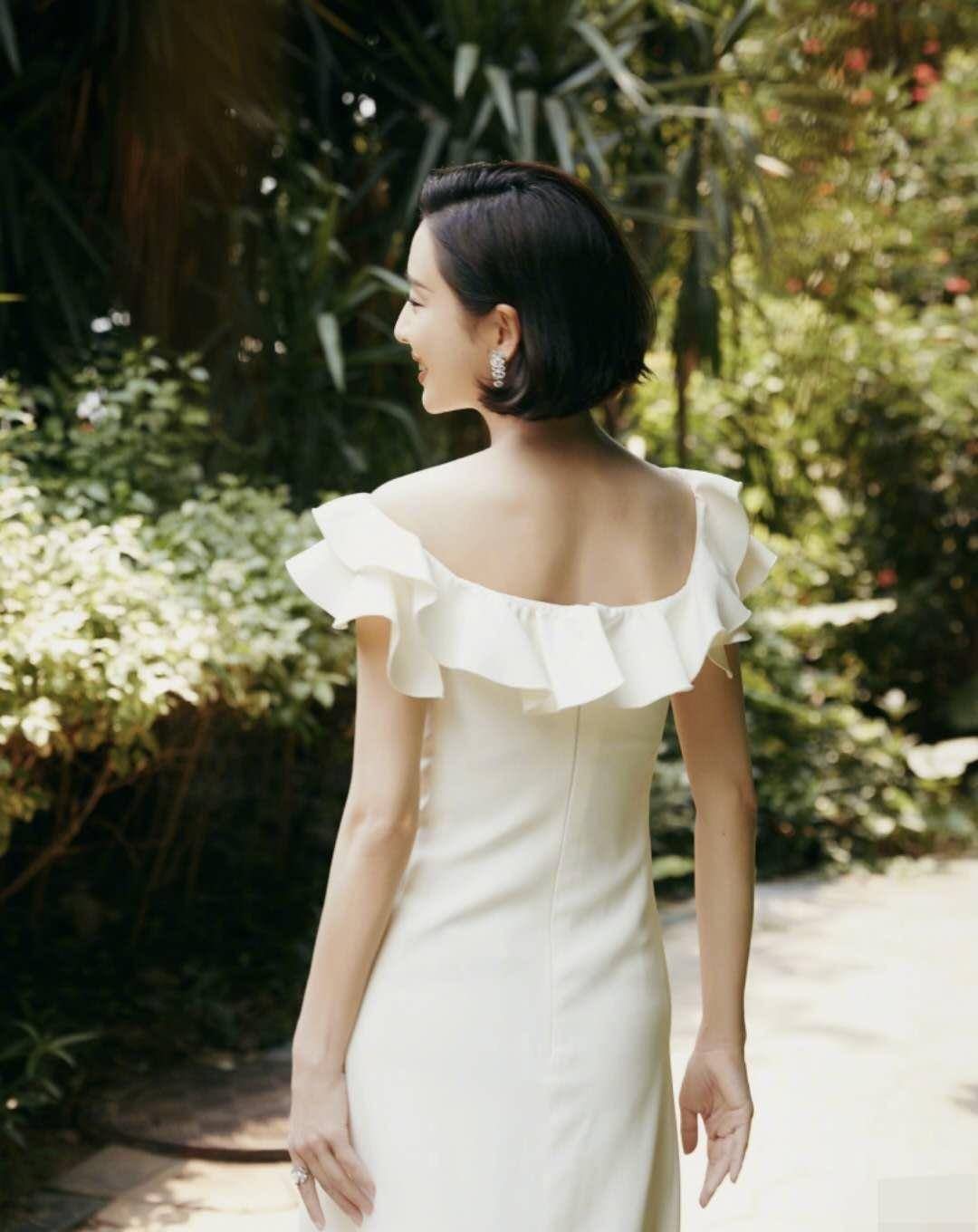 佟丽娅晒美照蝴蝶背成最大亮点真的有37岁吗