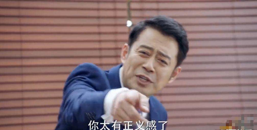 我们的邓怼怼怒了,这小表情简直就是恨不得手撕女主的我们,一个歪头一