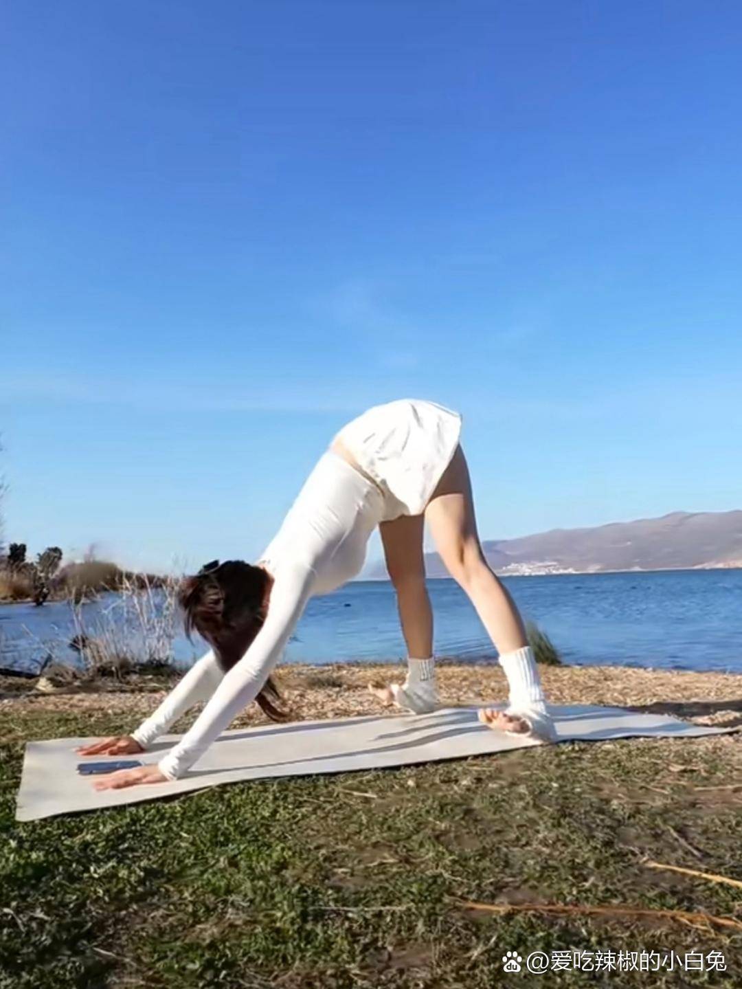 清晨独自在美丽的湖边做运动神清气爽精神焕发