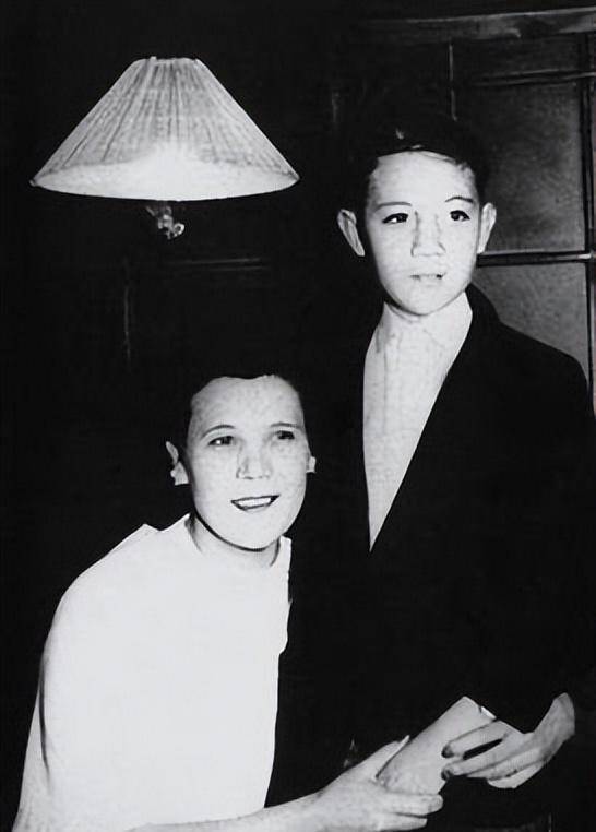 原创小伙打伤人被送进警局指着老蒋画像说那是我爷爷结局如何