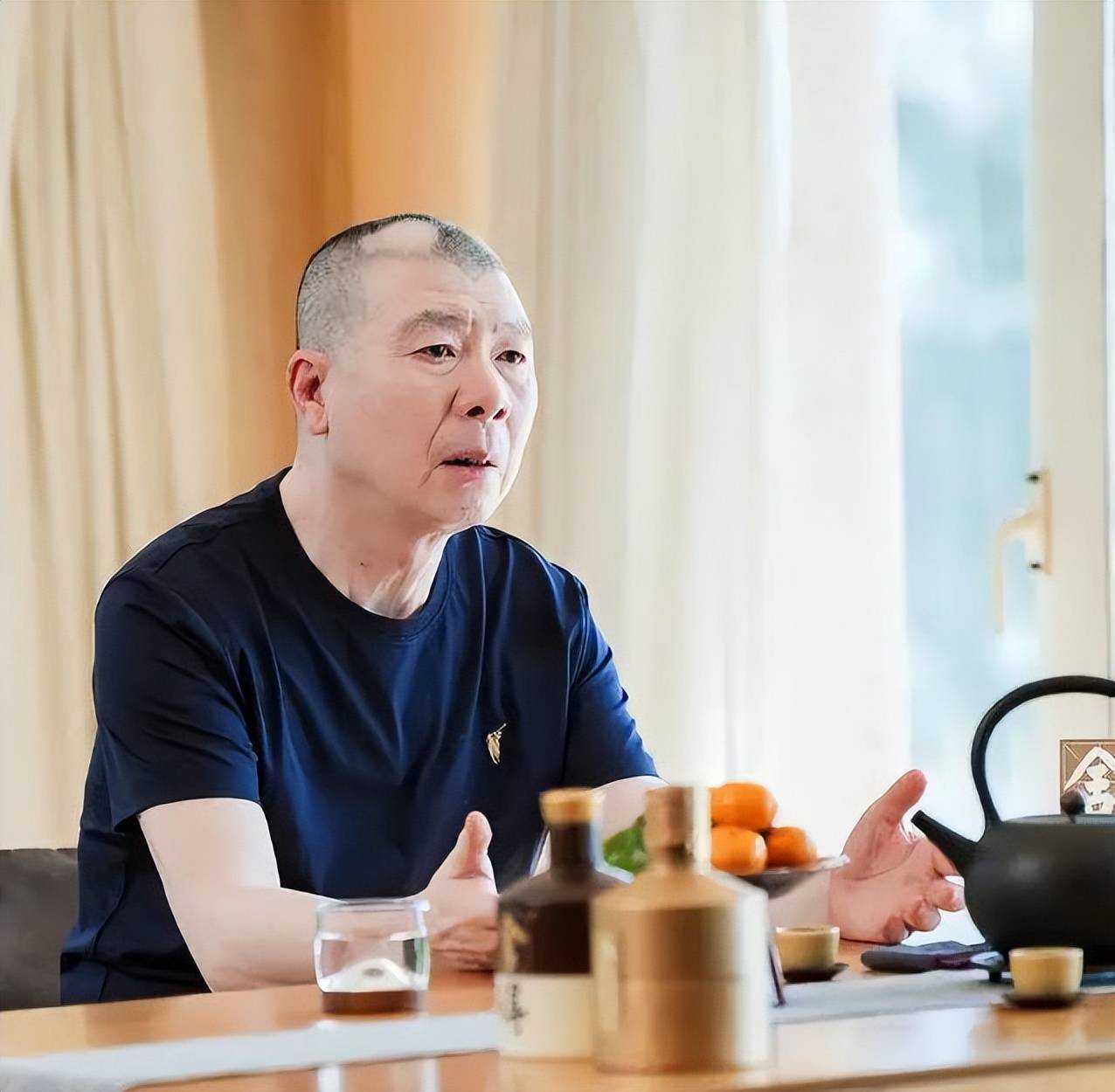 冯小刚回应传闻,65岁的他没死没移民,只是有些落寞了