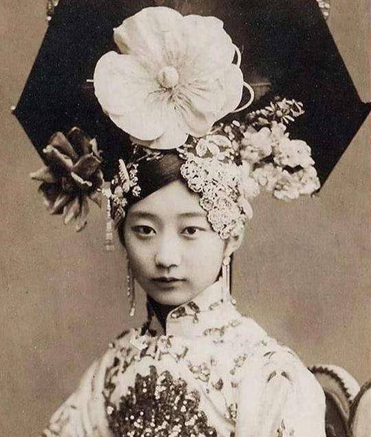 我们都知道,清朝最后一位皇帝有两个妻子,婉容和文秀.