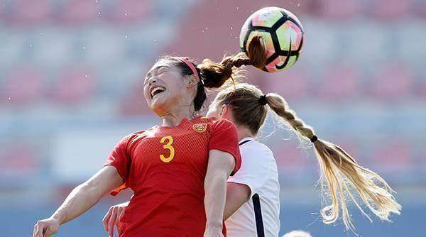 原创3场比赛4次重大失误,扑球脱手后思考人生,女足门将太奇葩_扑救_反