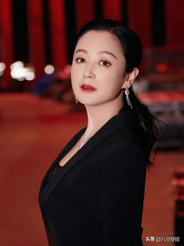 陈红穿出60后想要的高贵感蕾丝上衣配印花裙好贵气美炸了