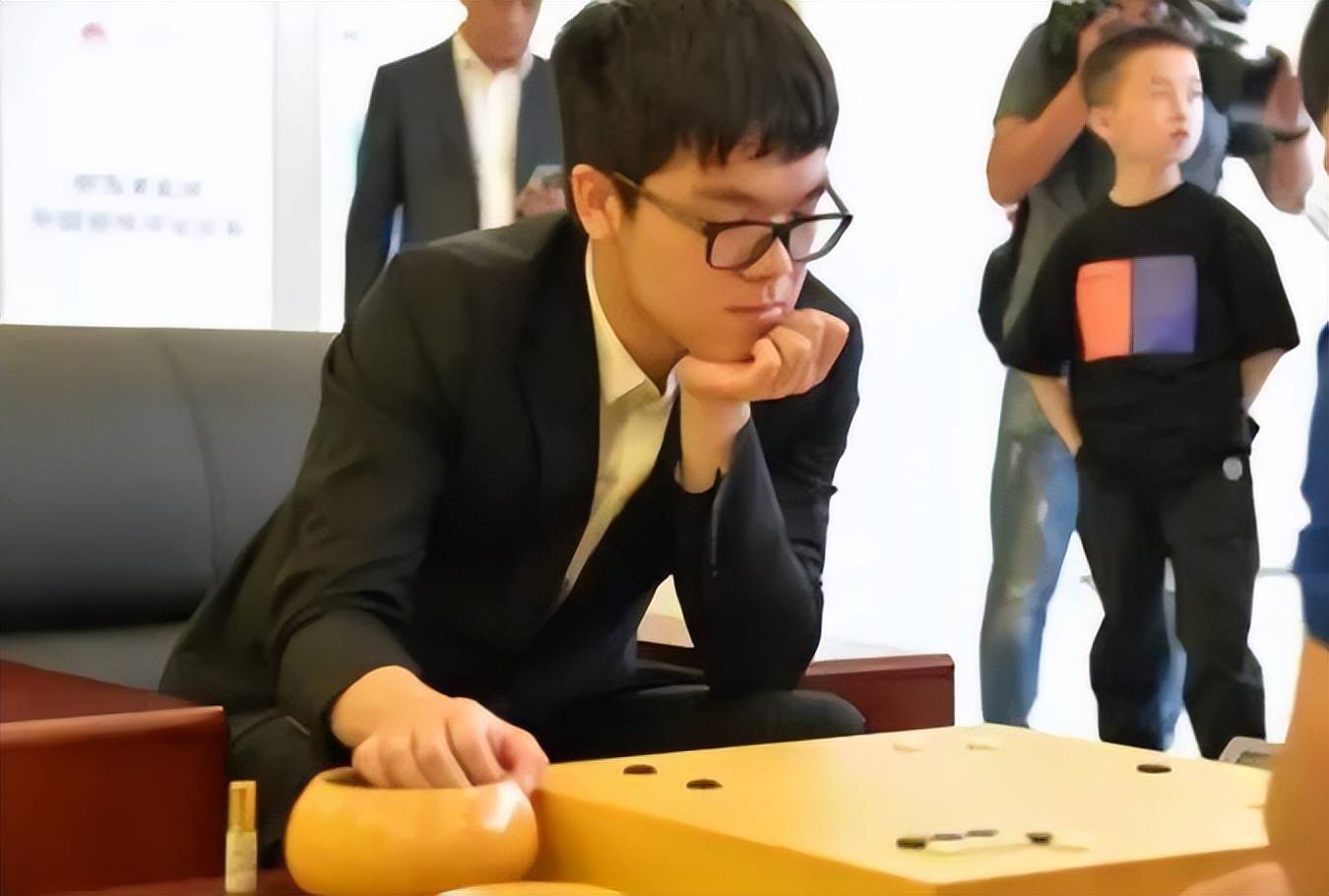 原创柯洁丢人战中国00后二冠王再次被拿捏80手仅剩10胜率