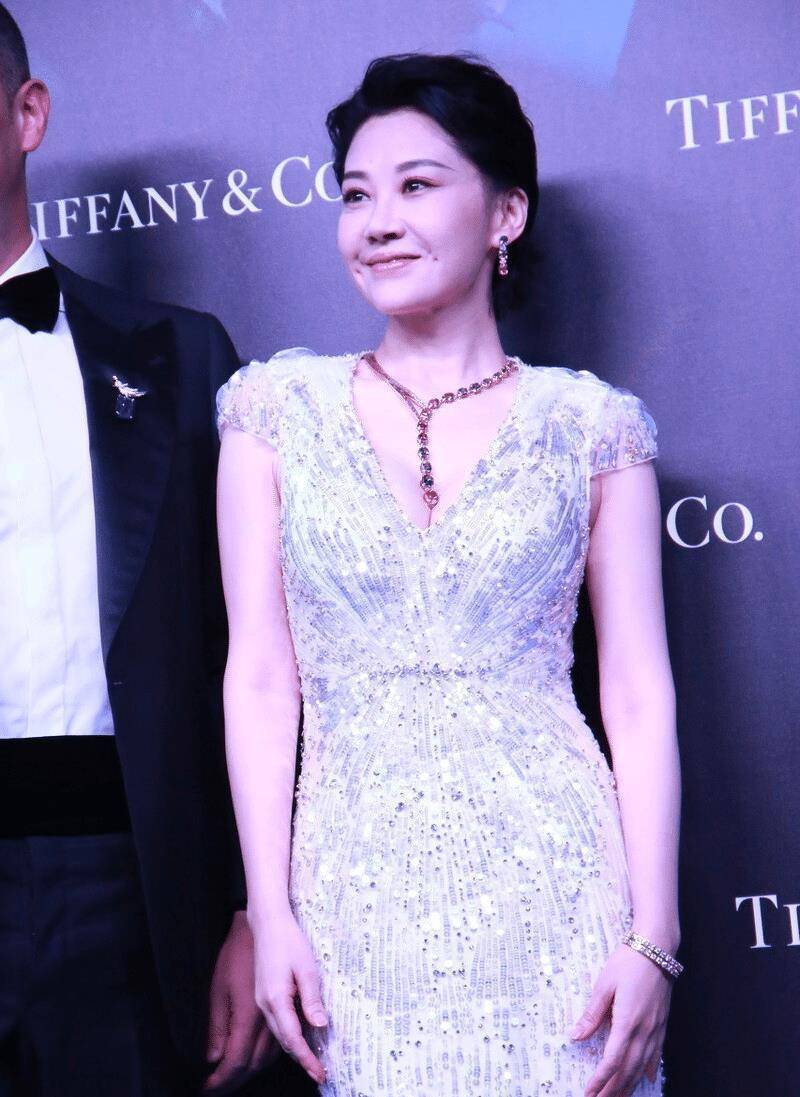 原创许晴怎么做到逆生长的穿银色连衣裙身材紧致哪像69年的人