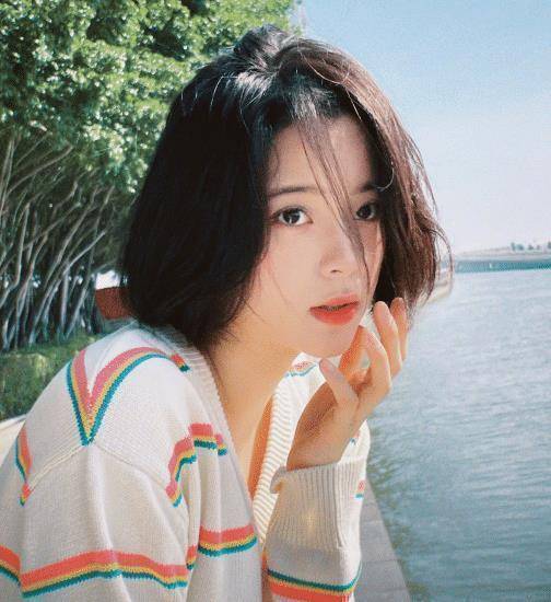 原创欧阳娜娜晒厦门游玩美照穿条纹衫灵动十足头发多到没有一丝发缝