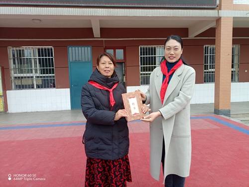 安阳市殷都洹滨小学开展"五老进校园"活动_郭美玲_管理工作_校园欺凌