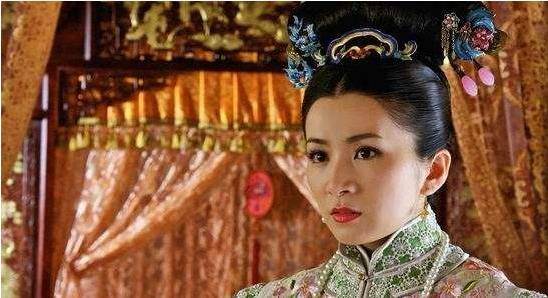 她是道光帝的妃子一生未育历经三朝却在火烧圆明园时被吓死